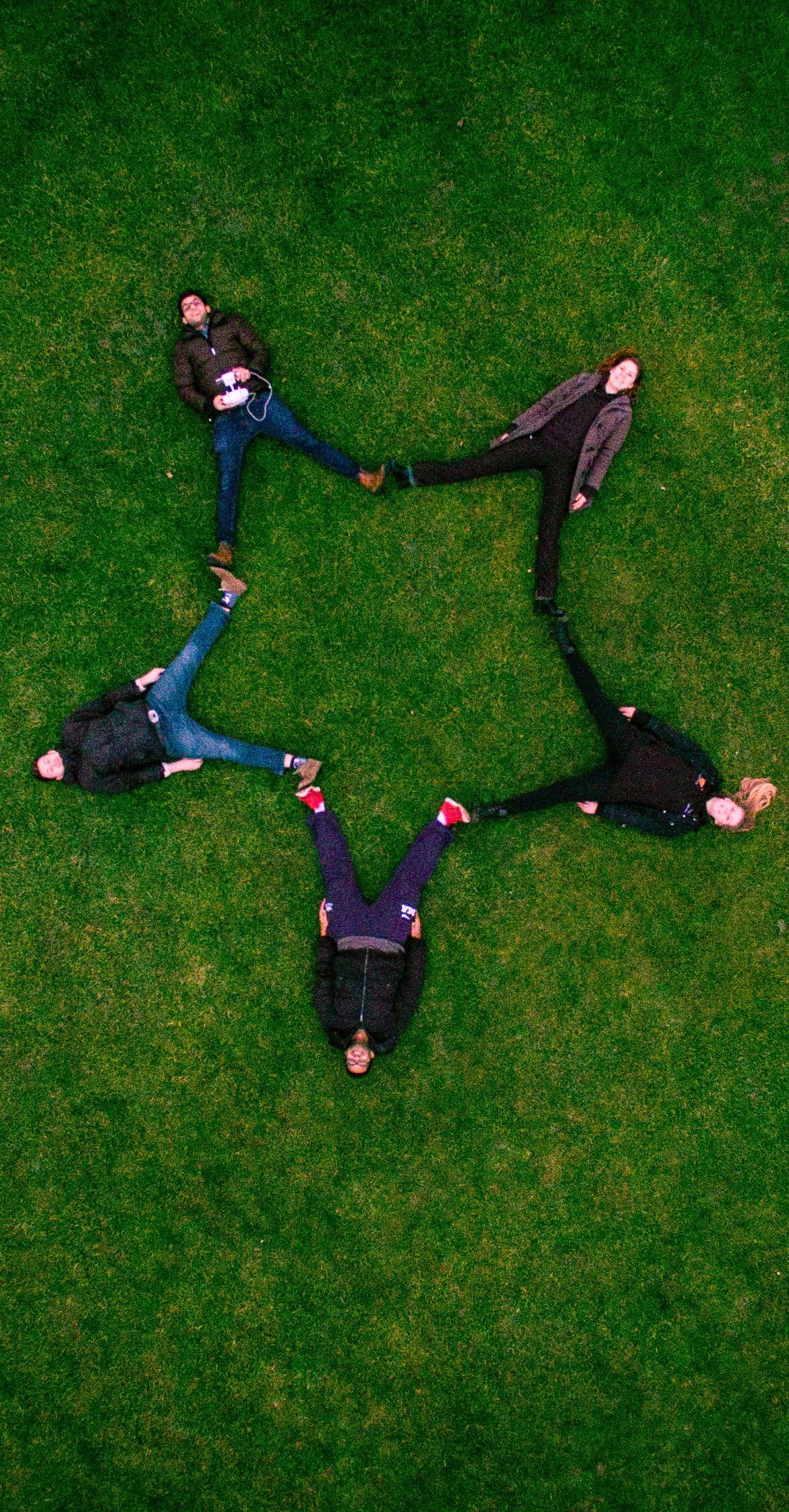 osoby leżące na trawie